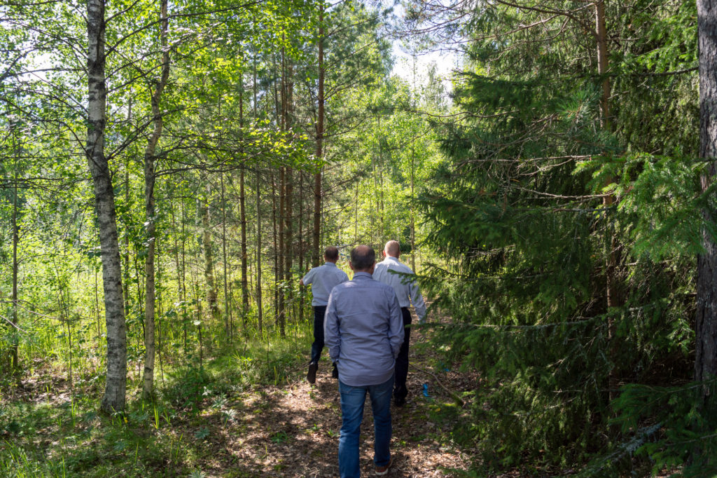 Lempeän väki matkalla tontille