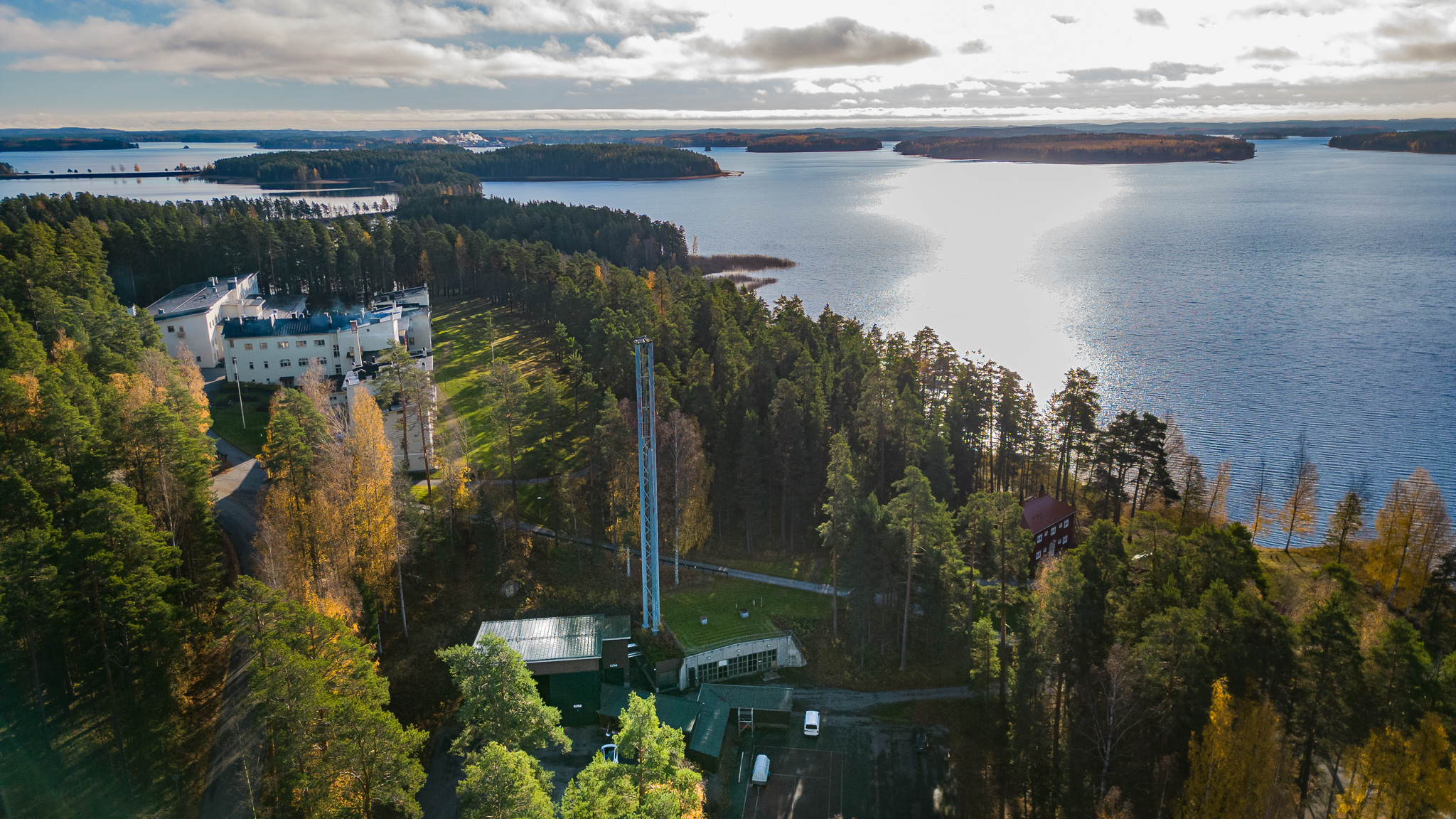 Kruunupuisto Oy:n päärakennus vasemmalla ylhäällä, lämpökeskus etualalla.